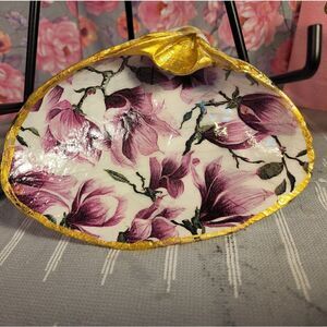 DECOUPAGE CLAM SHELL DECOUPAGE PURPLE FLOWERS ON A CLAM SHELL TRINKET DISH